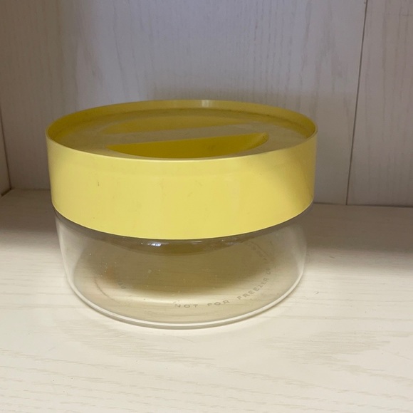 Pyrex glass clear container with yellow lid - Picture 1 of 2
